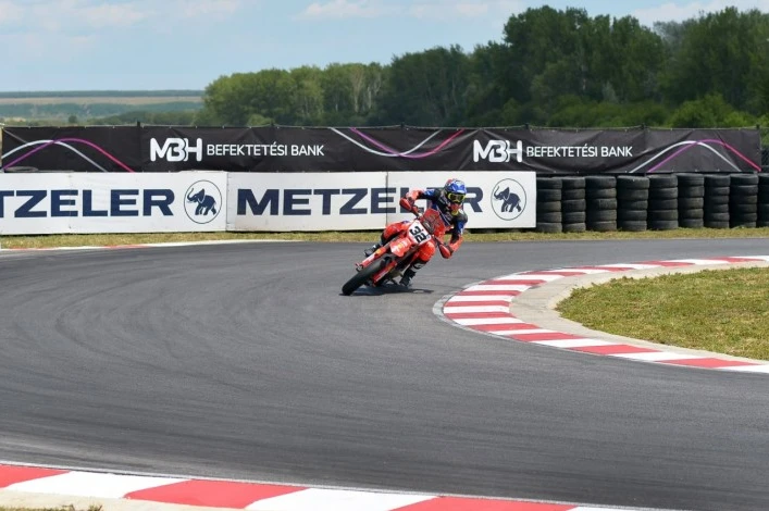 Supermoto-vb - Négyszeres világbajnok tart edzést a Visontán rajthoz álló magyar motorosoknak