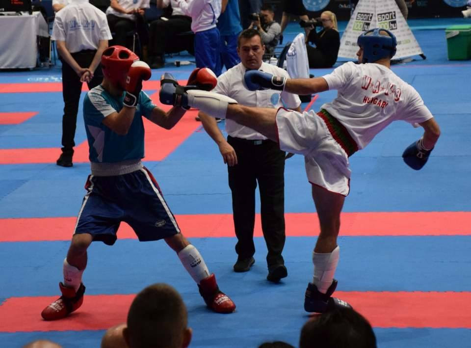 Civilben értelmileg akadályozott gyerekeket tanít a kick-box világbajnok