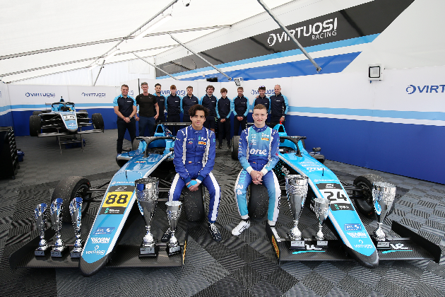 A brit F4 éllovasaként távozott Molnár Martin a történelmi győzelmének helyszínéről